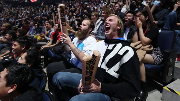 SAN FRANCISCO, CALIFORNIA - NOVEMBER 05: Spectators cheer during the League of Legends World Championship Finals between T1 and DRX on November 05, 2022 in San Francisco, California.